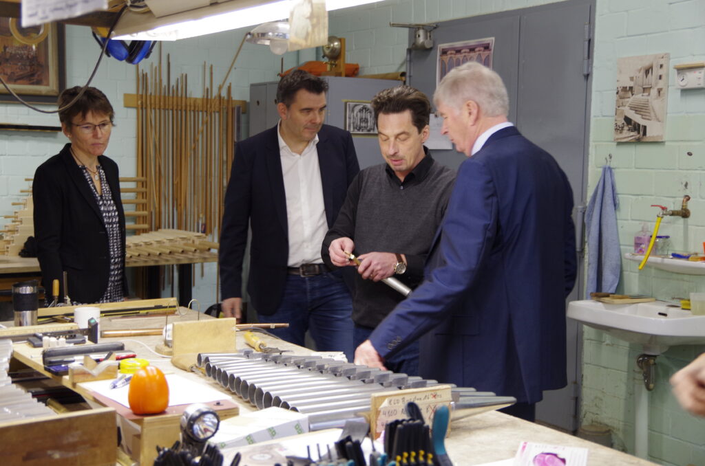 Geschäftsführer Martin Schwarz erklärt Günther Weber die Funktion einer Zungenpfeife