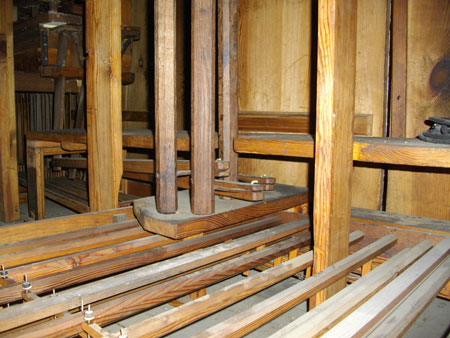 Pedalwellenbrett der Wagner Orgel von 1739 in Schönwalde Glien, Brandenburg, Deutschland