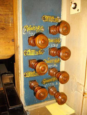 Registerzüge der Wagner Orgel von 1739 in Schönwalde Glien, Brandenburg, Deutschland